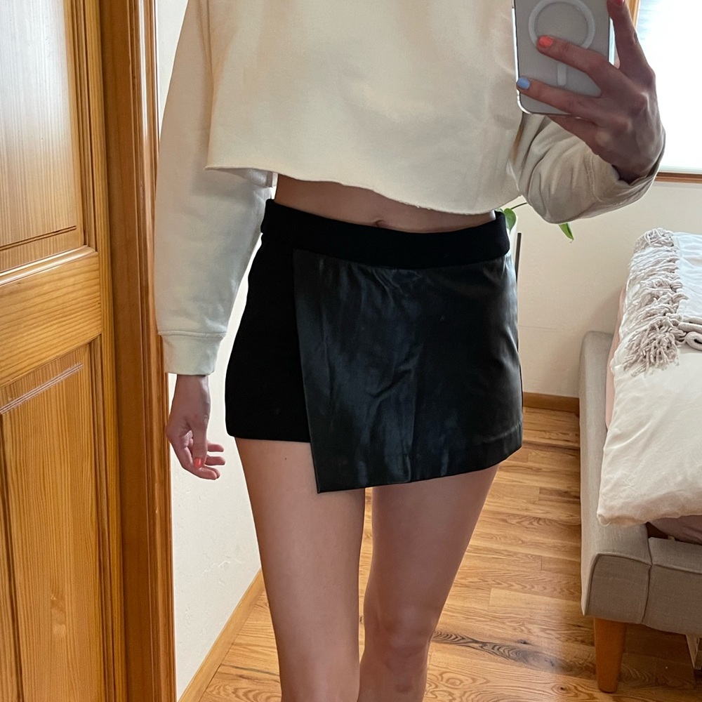Aritiza Black Skort